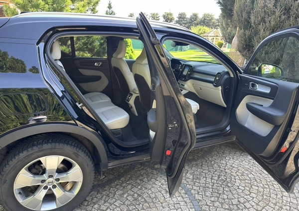 Volvo XC 40 cena 129899 przebieg: 87000, rok produkcji 2018 z Poznań małe 92